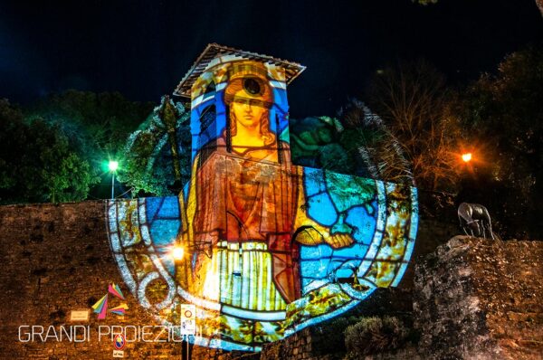 Proiezione su monumento Arezzo