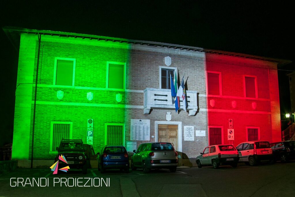 Illuminazione tricolore per festa della Repubblica facciata del comune di Rapolano Terme