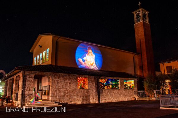 Proiezione Natalizia su facciata Chiesa Cesa