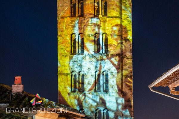 Proiezione su facciata chiesa Santa Maria Della Pieve Arezzo