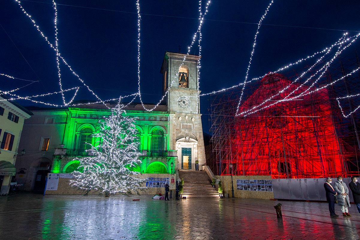 Proiezioni tricolore su Campanile di Norcia per inaugurazione