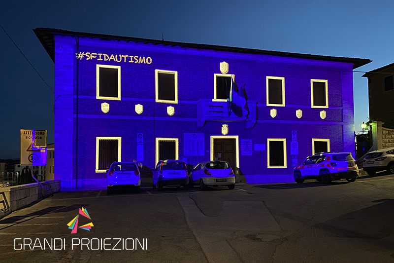 Facciata del comune di Rapolano Terme illuminata di blu in occasione della Giornata Mondiale dell'Autismo