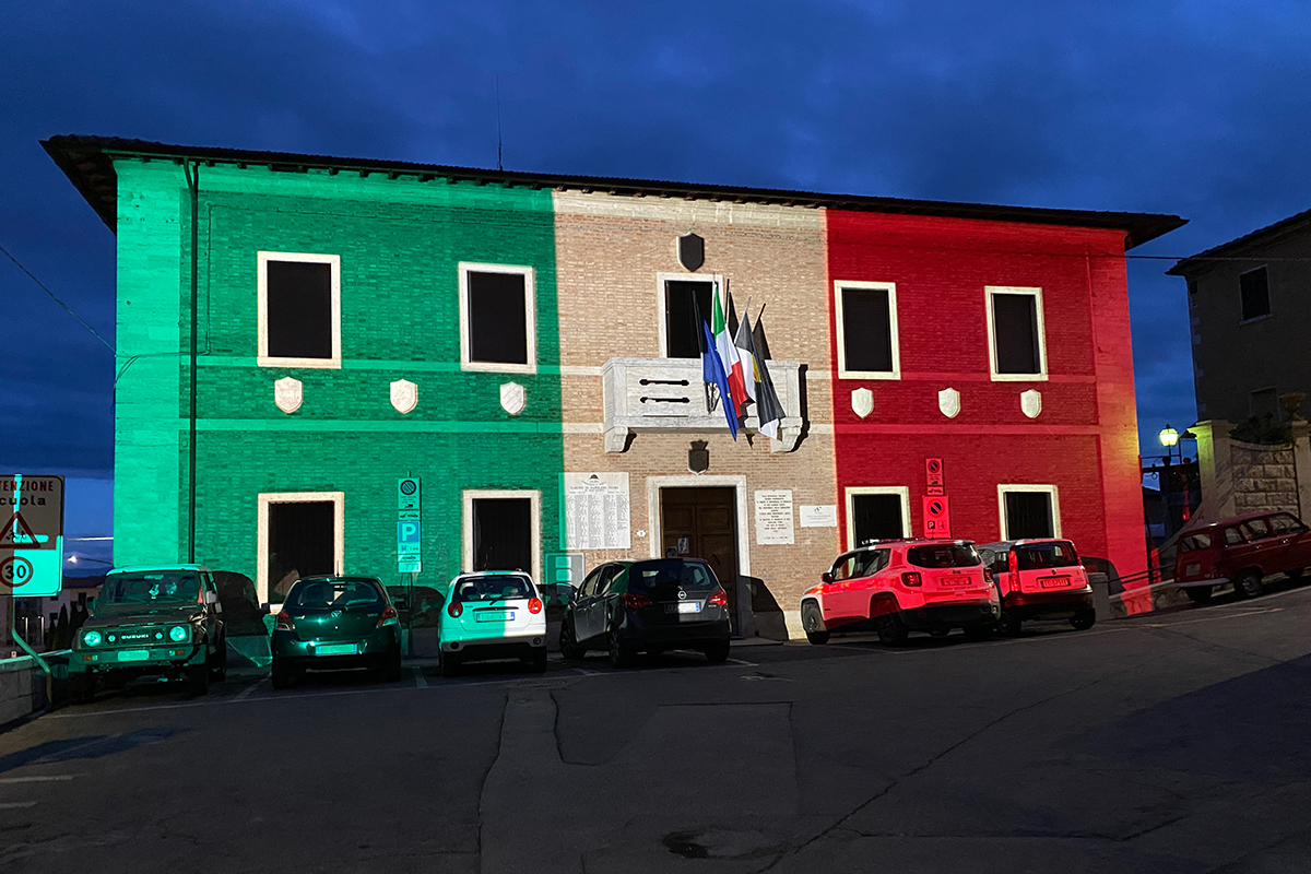 Proiezione del Tricolore sul Palazzo Comunale di Rapolano Terme