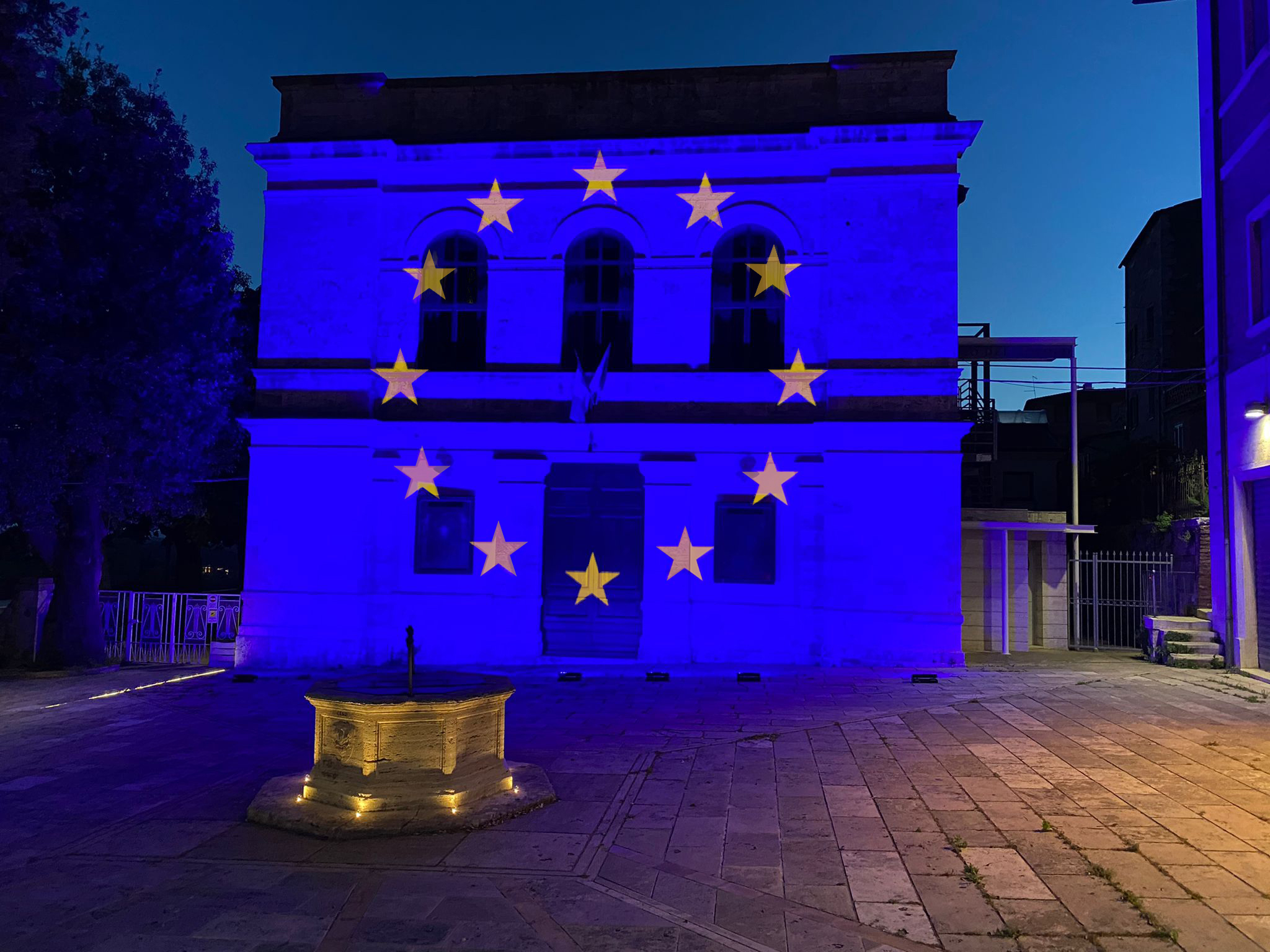 Teatro del Popolo di Lucignano con illuminazione architettonica blu e proiezione delle stelle UE