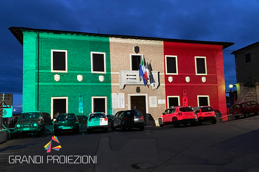 Proiezione mappata del Tricolore sul palazzo municipale di Rapolano Terme