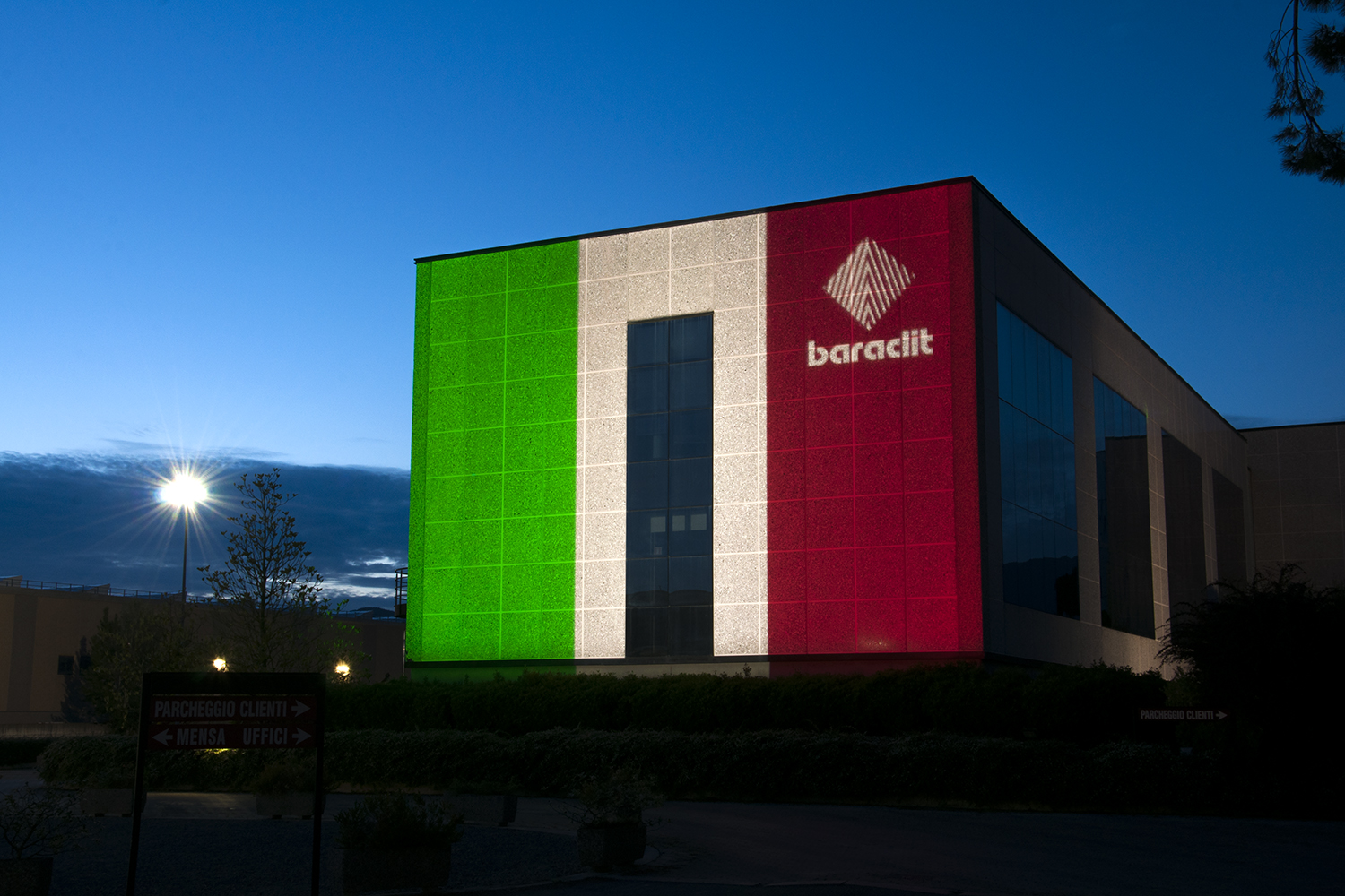 proiezione tricolore con logo baraclit su facciata di capannone aziendale