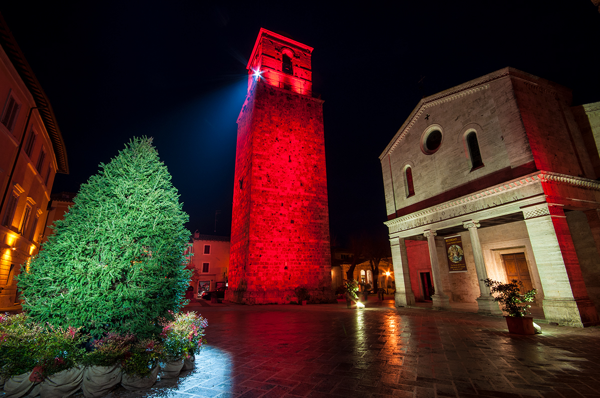 Torre di Chiusi illuminata di rosso per la giornata contro la violenza sulle donne