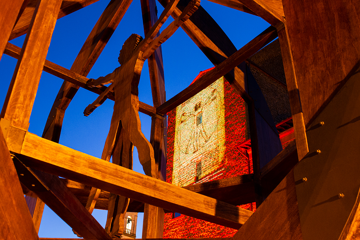 Installazione in legno e proiezione architetturale dedicate all'uomo vitruviano di Leonardo